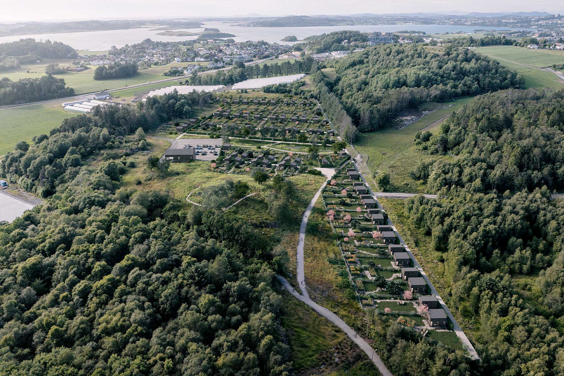 Luftfoto av Joa Parsellhage med parsellene langs stien